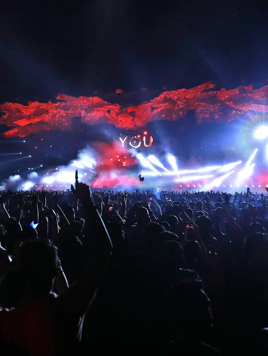 Armin van Buuren sempat membawakan remix dari hits milik Adele yang bertajuk ‘Hello’. Ia memberikan sentuhan yang begitu berbeda dan membuat ‘Hello’ Adele terdengar asik untuk menggoyangkan kembali tubuh penonton DWP 2015. (Galih W. Satria/Bintang.com)