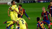 Bek Barcelona, Clement Lenglet berebut bola dengan pemain Villarreal, Gerard Moreno pada laga Liga Spanyol di Stadion Nou Camp, Senin (28/9/2020) dini hari. Barcelona menang telak dari Villarreal dengan skor 4-0. (AP Photo/Joan Monfort)