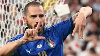 Leonardo Bonucci. Bek Juventus dan Timnas Italia ini kini berusia 34 tahun dan 5 bulan. Perannya bersama Giorgio Chiellini, rekan setimnya di Juventus berhasil membawa pulang trofi Euro 2020 tentunya menjadi alasan kuat ia dinominasikan dalam Ballon d'Or edisi 2021. (AFP/Pool/Andy Rain)