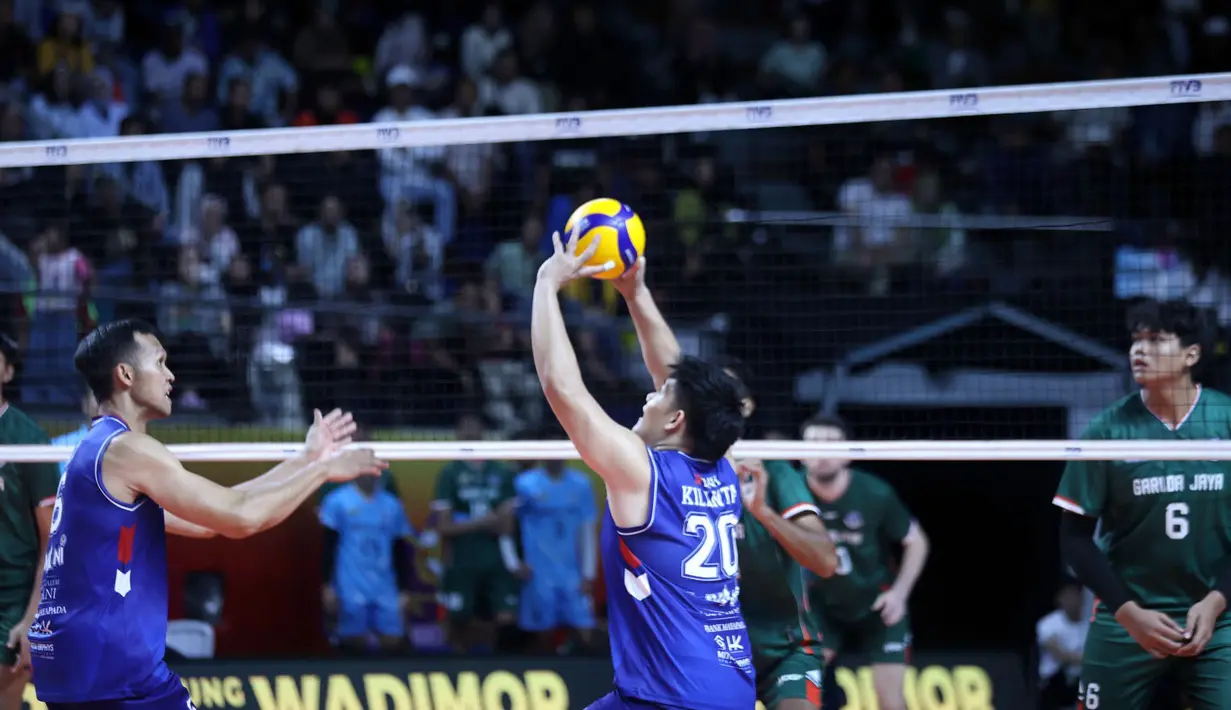 Sejak peluit awal dibunyikan, LavAni  langsung menurunkan kekuatan penuh. Kolaborasi antara setter Dio Zulfikri dengan deretan penyerang mumpuni seperti Boy Arnes, Dimas Saputra, dan legiun asing Taylor Sander membuat pertahanan Garuda Jaya kocar-kacir. (Dok. PBVSI)