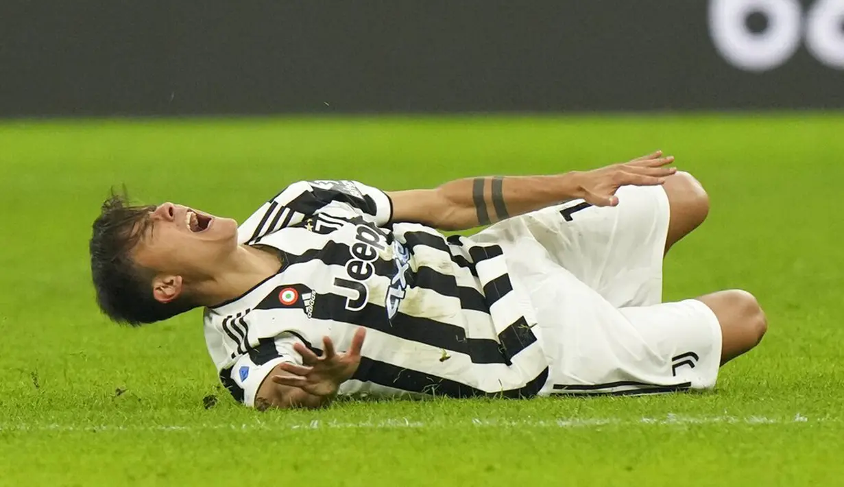 Reaksi pemain Juventus Paulo Dybala saat cedera di lapangan melawan Inter Milan pada pertandingan Serie A di Stadion San Siro, Milan, Italia, Minggu (24/10/2021). Pertandingan berakhir dengan skor 1-1. (AP Photo/Luca Bruno)