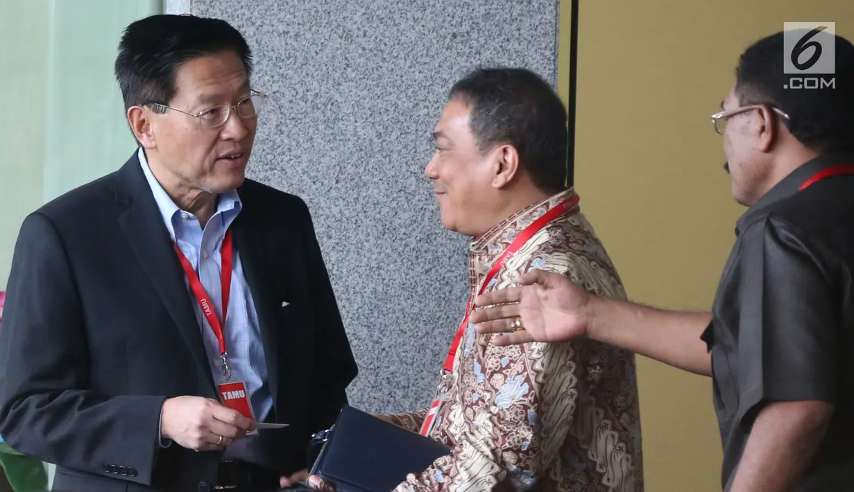 CEO Lippo Group James Riady (kiri) berbincang saat tiba di Gedung KPK, Jakarta, Selasa (30/10). James Riady diperiksa sebagai saksi terkait kasus suap perizinan proyek pembangunan Meikarta. (Merdeka.com/Dwi Narwoko)