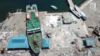 Pandangan udara, sebuah kapal KM Sabuk Nusantara 39 terseret ombak akibat tsunami Pelabuhan Wani, Donggala, Sulawesi Tengah Kamis (4/10). Kapal yang membawa 20 anak buah kapal tidak berpenumpang saat tsunami terjadi. (Liputan6.com/Fery Pradolo)