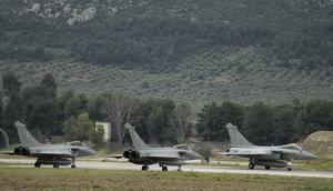 Tiga Jet Rafale bersiap lepas landas saat upacara serah terima di pangkalan udara militer Tanagra, utara Athena, Yunani (19/1/2022). Yunani telah memesan total 24 jet buatan Dassault dengan biaya lebih dari tiga miliar euro untuk memodernisasi angkatan bersenjatanya. (AP Photo/Thanassis Stavrakis)