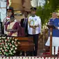 Narendra Modi, kanan, dilantik sebagai perdana menteri India oleh Presiden Droupadi Murmu, kiri, di Rashtrapati Bhavan, di New Delhi, India. [Manish Swarup/AP]