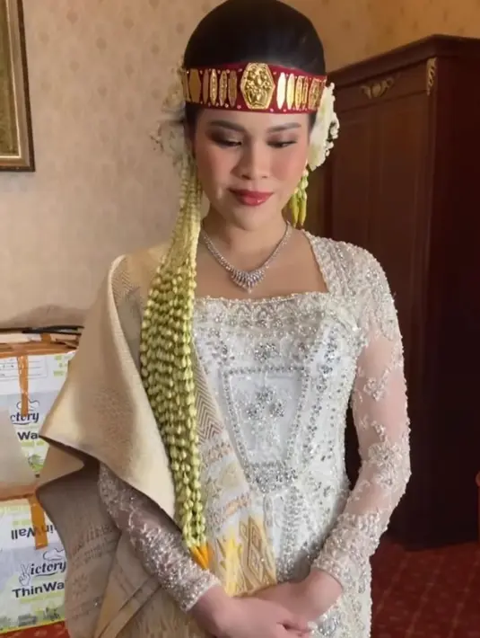Chen juga memakai perhiasan anting dan kalung berlian dari Mondial. Dengan desain yang terlihat menyatu dengan payet atau beads kebaya.   [IG/fcgweddings/myrnamyura]