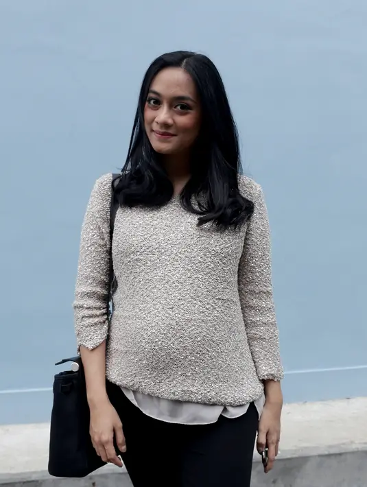 Saat dijumpai di kawasan Tendean, Jakarta Selatan, Selasa (16/2/2016), artis berusia 25 tahun ini tampil modis meski sedang hamil. Ia juga tampak lebih senang di masa kehamilannya ini. (Andy Masela/Bintang.com)