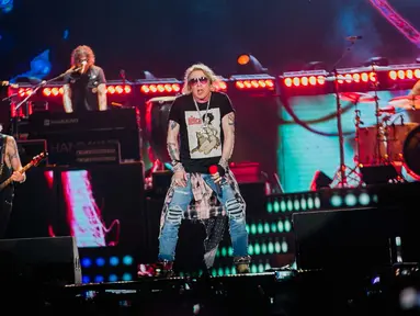 Vokalis Guns N' Roses, Axl Rose saat tampil pada konser Guns N' Roses “Not In This Lifetime” Tour in Jakarta 2018 di Stadion Gelora Bung Karno, Jakarta, Kamis (8/11). Band rock Amerika ini membawakan lagu hits sekitar 3 jam. (Liputan6.com/Faizal Fanani)