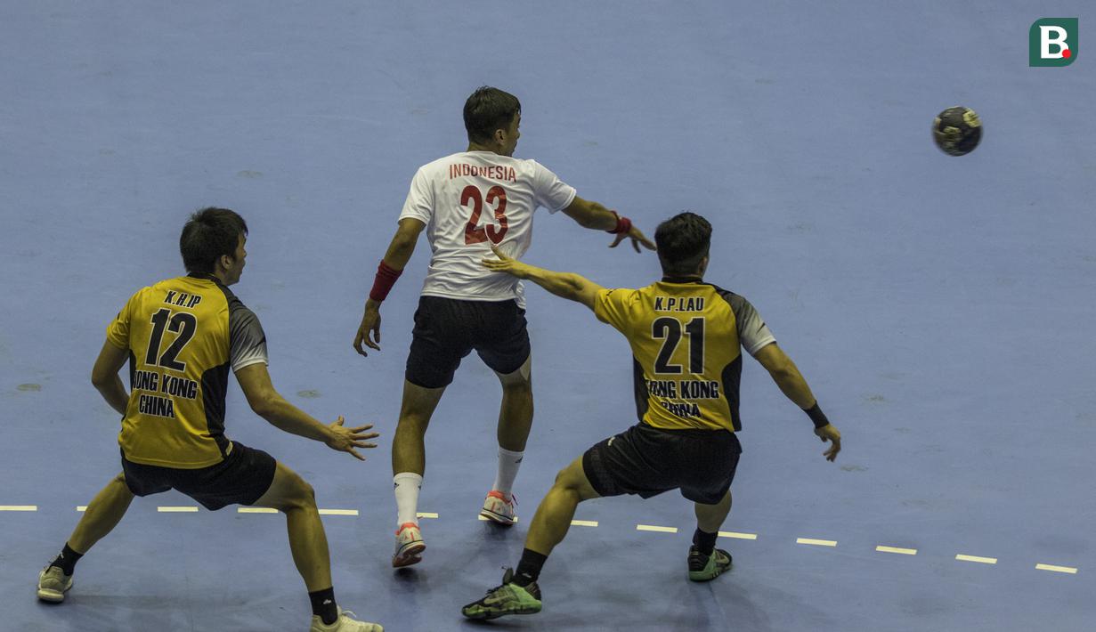 Atlet bola tangan Indonesia, Rian Kurniawan, mengoper bola saat melawan Hongkong pada laga Grup C Asian Games di GOR Popki, Jakarta Timur, Senin (13/8/2018). Indonesia kalah 17-40 atas Hongkong. (Bola.com/Vitalis Yogi Trisna)