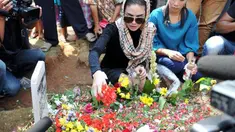 Nikita yang baru saja bebas pukul 09.00 pagi tadi,mengatakan dirinya akan langsung berziarah ke makam orang tuanya dan juga presenter Olga Syahputra di TPU Pondok Kelapa Malaka,Jakarta Timur