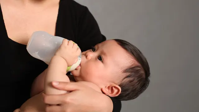 Penelitian Sebut Botol Susu Bayi Silikon Lebih Aman untuk Si Kecil, Ini Alasannya