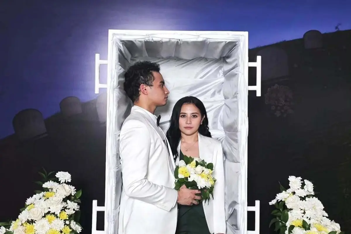 Gaya Prilly Latuconsina Dukung Omara Esteghlal di Gala Premiere Tinggal Meninggal, Kompak Tampil Elegan dalam Nuansa Putih