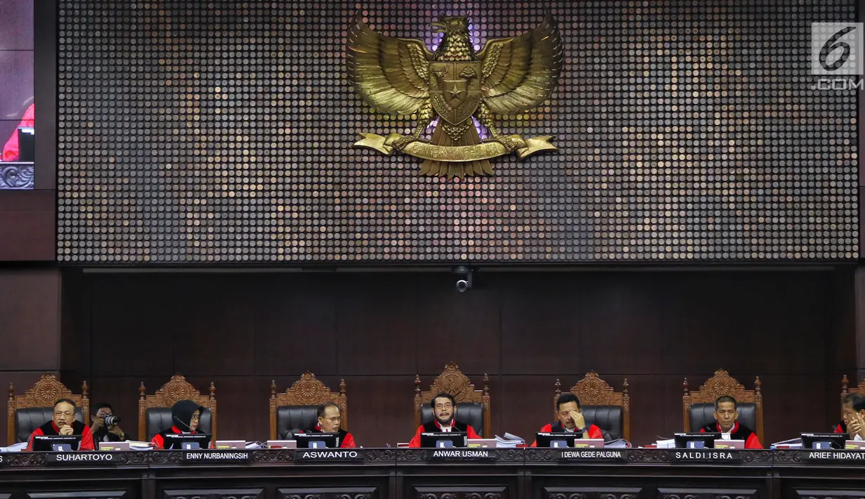 Ketua Majelis Hakim Mahkamah Konstitusi, Anwar Usman didampingi sejumlah Hakim Konstitusi memimpin sidang perdana sengketa Pilpres 2019 di Mahkamah Konstitusi (MK), Jakarta, Jumat (14/6/2019). Sidang itu memiliki agenda pembacaan materi gugatan dari pemohon. (Lputan6.com/Johan Tallo)