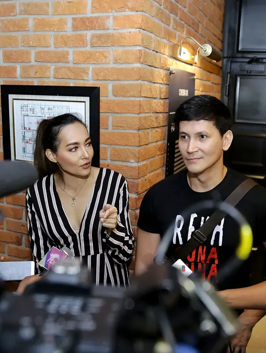 Dewi Rezer dan Marcellino Lefrandt