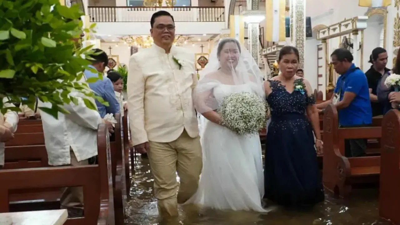 Topan Wipha adalah badai ketiga tahun ini, namun pasangan di Filipina tetap memilih melangsungkan pernikahan di tengah banjir (Dok. Gereja Barasoain).