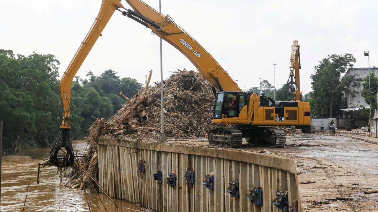 Ribuan ton sampah terbawa banjir kiriman diangkut dari Sungai Ciliwung