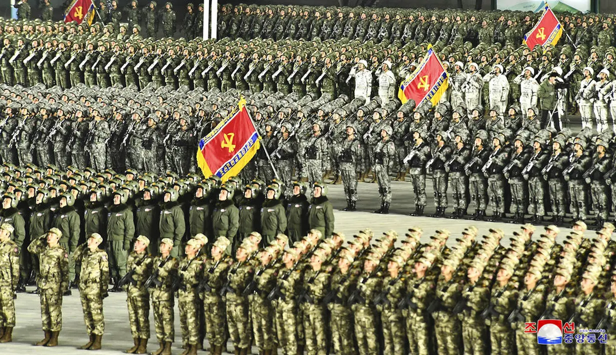 Parade militer menandai kongres partai yang berkuasa di Lapangan Kim Il-sung, Pyongyang, Korea Utara, Kamis (14/1/2021). Wartawan independen tidak diberi akses untuk meliput acara ini. (Korean Central News Agency/Korea News Service via AP)