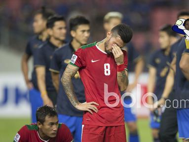 Ekspresi sedih Stefano Lilipaly dan Hansamu Yama usai kalah dari Thailand pada laga final leg kedua Piala AFF 2016 di Thailand, (17/12/2016). (Bola.com/Vitalis Yogi Trisna)