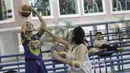 Pemain Basket Tim Merpati, Anne Inessa, berusaha memasukan bola saat uji coba melawan UPH. Klub yang bermarkas di Cargo Kenanga, Bali tersebut membidik gelar juara di Turnamen Tenaga Baru. (Bola.com/M Iqbal Ichsan)