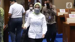 Dirut PT Pertamina (Persero) Nicke Widyawati tiba mengikuti Rapat Dengar Pendapat (RDP) dengan Komisi VII DPR di kompleks Parlemen, Senayan, Jakarta, Senin (5/4/2021). RDP tersebut membahas kebakaran tangki minyak milik Pertamina RU VI Balongan, Indramayu, Jawa Barat. (Liputan6.com/Angga Yuniar)