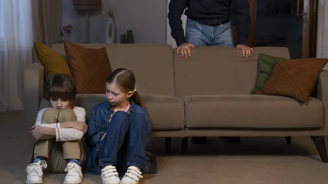 Dua orang anak tampak murung sambil memeluk lututnya (Foto Dok: Freepik/freepik)