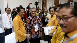 Sekjen Partai Hanura Sarifuddin Sudding berbincang dengan Ketua KPU RI Arif Budiman saat mendaftarkan partai ke KPU, Jakarta, Kamis (12/10). Partai Hanura secara resmi mendaftar sebagai peserta Pemilu 2019.(Liputan6.com/Johan Tallo)