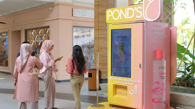 POND’S Vending Machine Kejutkan Warga Ibu Kota, Seperti Apa Sih Penampakannya?