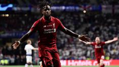 Divock Origi menjadi pemain yang paling diingat oleh fans Liverpool ketika berhasil comeback dengan agregat 4-3 pada pertandingan leg kedua semifinal Liga Champions 2019 melawan Barcelona. Ia juga mempersembahkan gol bersama Salah di laga final untuk mengunci titel juara. (Foto: AFP/Javier Soriano)