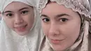 Wulan Guritno tampil mengenakan mukena shining coklat bermotif dengan wajah barefacenya. Tampak sang putri tercinta mendampinginya. [@wulanguritno]