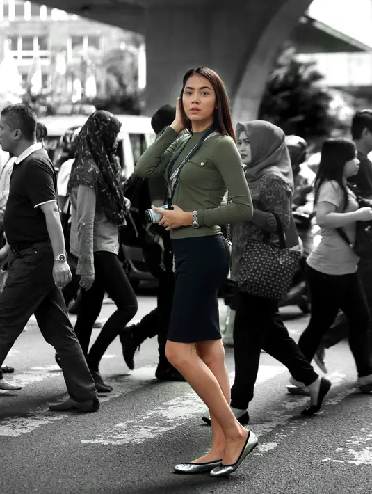 Dengan tangan kanan memegangi rambut yang berwarna coklat, Baby terlihat sangat sensual. Foto candid dengan tema klasik jalanan, terlihat begitu pas dengan keberadaan Baby. Ditambah Baby membawa kamera, seolah-olah artis muda ini ingin hunting foto di jalanan (KapanLagi.com/Budi Santoso)