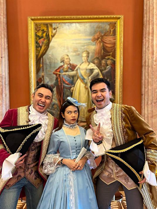 Sudah terlihat anggun, ia pun beragaya kocak bersama sahabat. Apalagi dalam kunjungannya ke Rusia, Rara juga membuat video klip di Red Square yang merupakan salah satu tempat ikonik di Rusia. Dalam video klipnya ini busana yang dikenakannya pun keren dan stylenya pun bergaya Rusia. (Liputan6.com/IG/@lida_rara06)