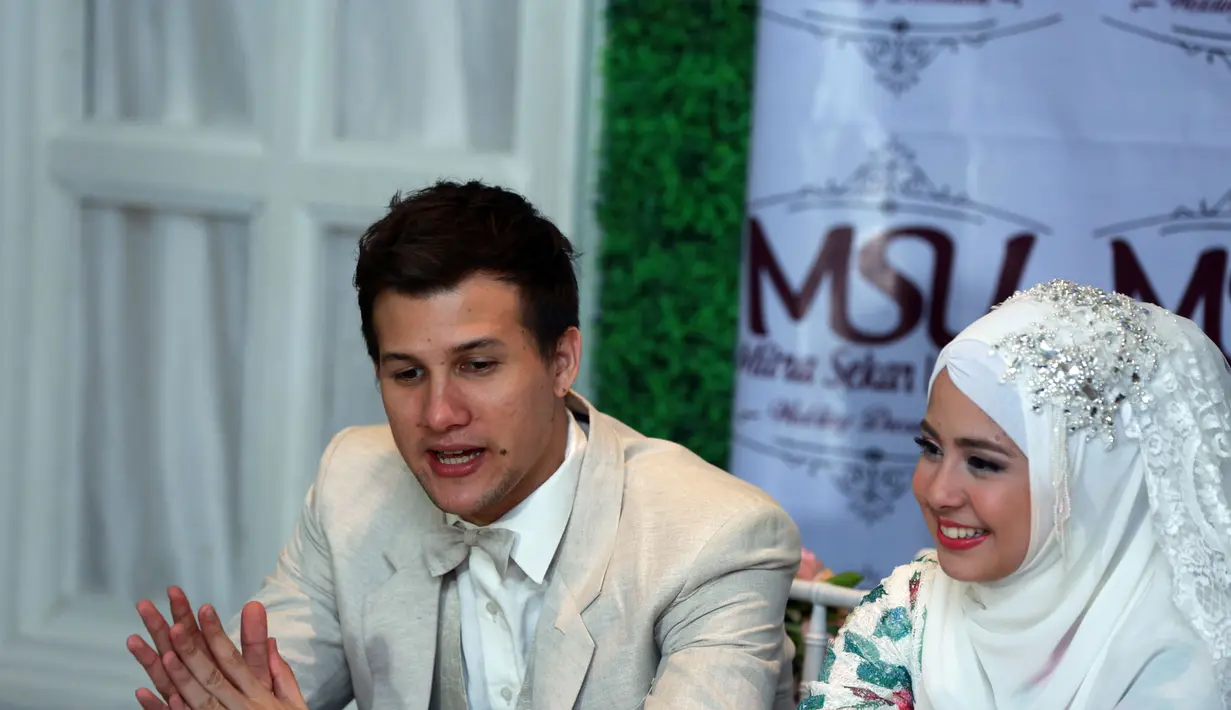 Stuart Collin tampak tampan dengan menggunakan busana dengan gaya western. (M. Akrom Sukarya/Bintang.com)