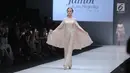 Model berjalan di atas catwalk mengenakan busana rancangan Barli Asmara di ajang Jakarta Fashion Week 2018 di Senayan City, Jakarta, Senin (23/10). Desainer Barli Asmara merancang 48 busana dengan tema Jambi Kain Negeriku. (Liputan6.com/Faizal Fanani)