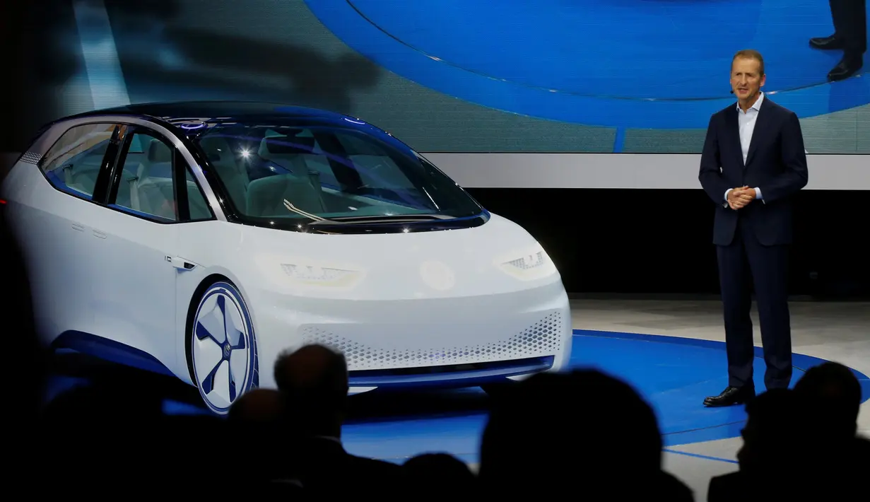 Kepala Bidang Volkswagen, Herbert Diess, memberikan penjelasan kepada awak media saat memperkenalkan mobil konsep VW elektrik di Mondial de l'Automobile di Paris Auto Show di Paris, Prancis (29/9). (REUTERS/Jacky Naegelen)