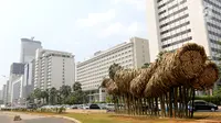 Sebuah instalasi bambu menghiasi kawasan Bundaran HI, Jakarta, Rabu (15/8). Instalasi bambu tersebut dibuat ditekuk-tekuk dengan bentuk seperti bunga matahari. (Liputan6.com/Fery Pradolo)