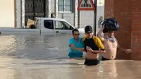 Saat warga mengungsi akibat banjir bandang di Spanyol. (AFP)