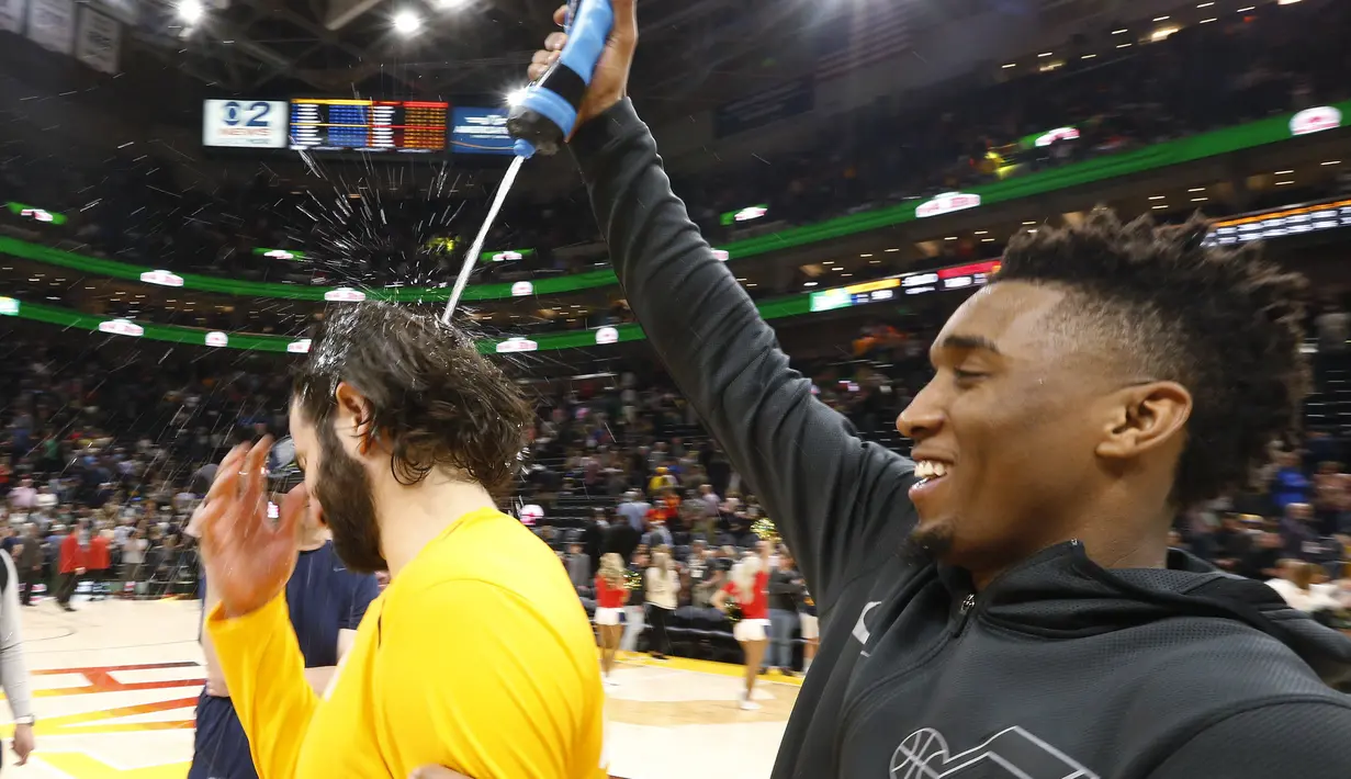 Pemain Utah Jazz, Donovan Mitchell (kanan) merayakan kemenangan timnya bersama Ricky Rubio (kiri) pada lanjutan NBA basketball game di Vivint Smart Home Arena, Salt Lake City, (30/1/2018). Utah menang 129-99. (AP/Rick Bowmer)
