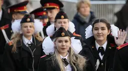 Para taruna wanita berjalan untuk menghadiri gladi bersih parade militer Hari Kemenangan di Moskow, Rusia, Rabu (4/5/2022). Parade akan berlangsung di Lapangan Merah Moskow pada 9 Mei untuk merayakan 77 tahun kemenangan dalam Perang Dunia II. (AP Photo/Alexander Zemlanichenko)
