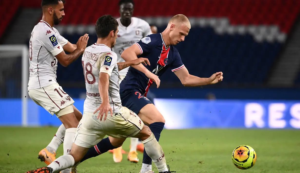 Bek PSG, Mitchel Bakker, berebut bola dengan bek Metz, Fabien Centonze, pada laga Liga Prancis di Stadion Parc des Princes, Paris, Kamis (17/9/2020) dini hari WIB. PSG menang 1-0 atas Metz. (AFP/Franck Fife)