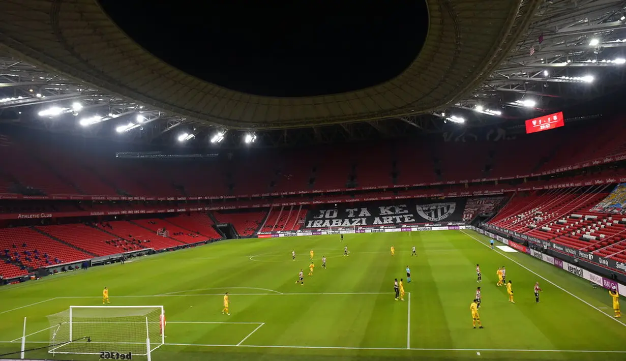 Pemandangan Stadion San Mames saat Athletic Bilbao melawan Barcelona pada pertandingan Liga Spanyol di Stadion San Mames, Bilbao, Spanyol, Rabu (6/1/2021). Barcelona menang 3-2 dengan dua gol dari Lionel Messi. (AP Photo/Alvaro Barrientos)