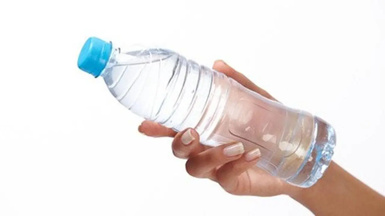 3 Tanda Perlu Setop Gunakan Ulang Botol Plastik