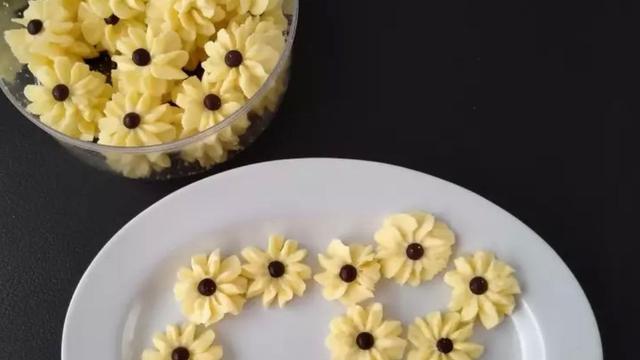 Kue Semprit Tiga Bahan