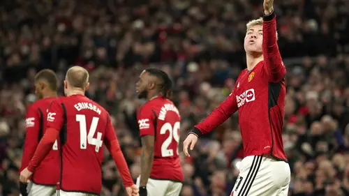 <p>Rasmus Hojlund merayakan keberhasilannya mencetak gol buat MU ke gawang Tottenham Hotspur pada pekan 21 Liga Inggris 2023/2024 di Old Trafford, Minggu (14/1/2024) malam WIB.&nbsp;(AP Photo/Dave Thompson)</p>