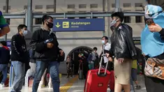 Suasana depan pintu kedatangan Stasiun Pasar Senen, Jakarta, Selasa (18/5/2021). Seiring berakhirnya masa pelarangan mudik Lebaran 2021 pada Senin (17/5) kemarin, Stasiun Pasar Senen kembali beroperasi melayani keberangkatan dan kedatangan penumpang KA Jarak Jauh. (Liputan6.com/Helmi Fithriansyah)
