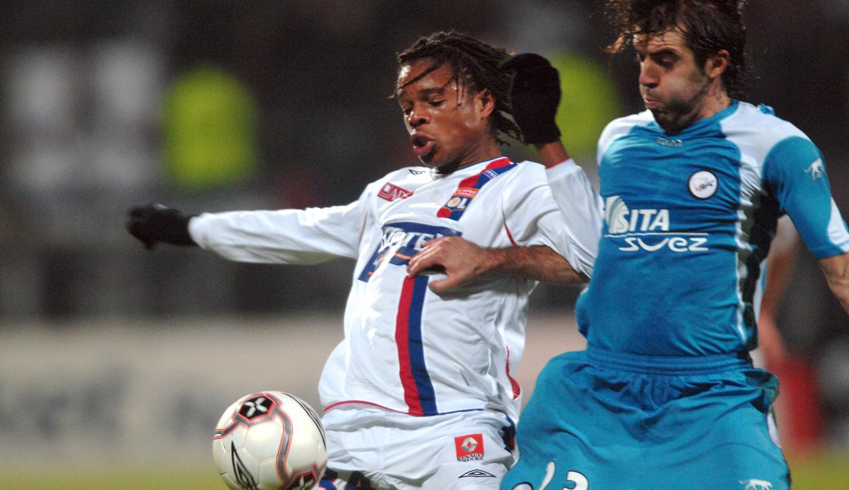 Loic Remy. Striker berusia 35 tahun yang baru saja bergabung dengan Adana Demirspor di Liga Turki pada Februari 2022 ini pernah menghuni Akademi Lyon selama 7 tahun. Dipromosikan ke tim utama pada 2006/2007, ia total 2 musim memperkuat Lyon di Ligue-1. (AFP/Martin Bureau)