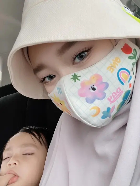 Dan jangan takut untuk bermain dengan warna dari outfitmu ya, Sahabat FIMELA. Selain warna hitam, Inara juga sering terlihat mengenakan outfit berwarna terang, yang bisa mengeluarkan rona makeup dan kulit menjadi lebih terang dan terlihat sehat. Foto: Instagram.