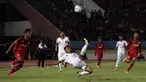 Pemain PPSM Magelang, Imam Sahid melakukan salto saat bertanding melawan Persis Solo pada laga perdana grup C Piala Kemerdekaan di Solo, Jateng, Sabtu (15/8/2015). Persis takluk 2-3 dari PPSM. (Bola.com/Vincensius Sarwono)
