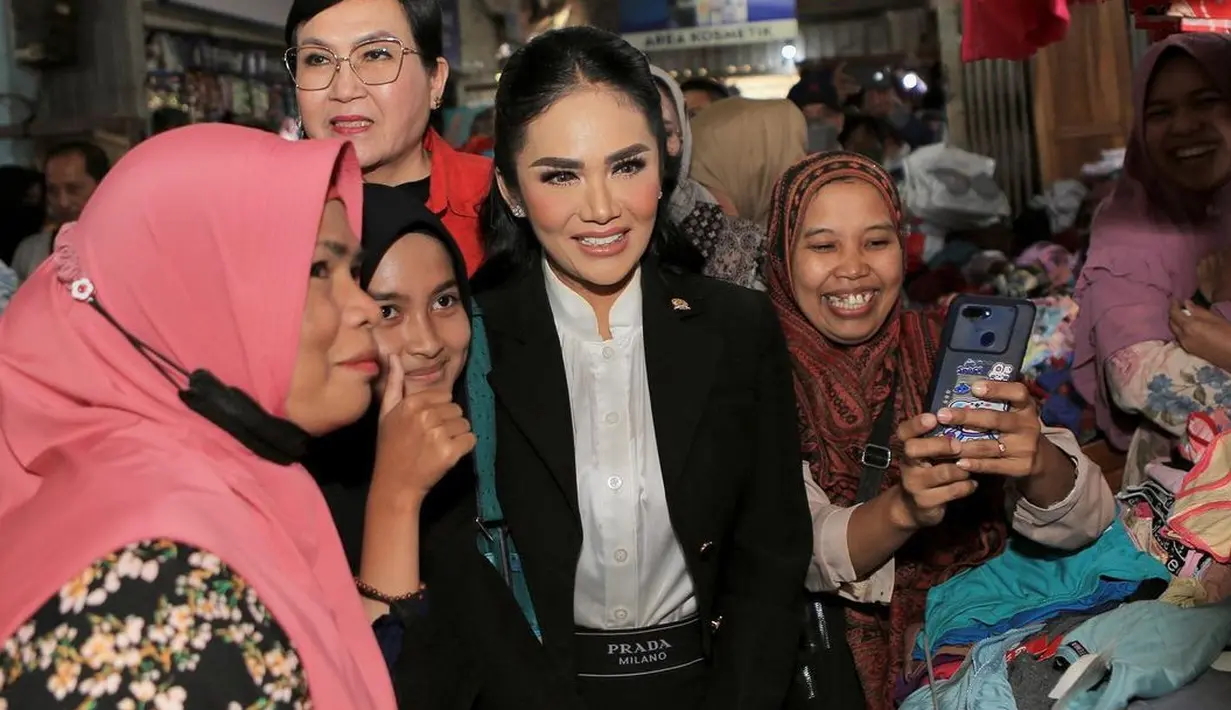 <p>"Kunjungan kerja hari ini peninjauan ke Pasar singosari Kabupaten Malang sekaligus sampling makanan minuman yang langsung akan di test dengan Laboratorium Keliling Balai POM Surabaya," tulis krisdayantilemos. [Instagram/krisdayantilemos]</p>