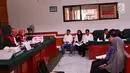 Tiga terdakwa bos First Travel Andika Surachman, Anniesa Hasibuan, dan Siti Nuraidah Hasibuan alias Kiki menjalani sidang lanjutan di Pengadilan Negeri Depok, Jawa Barat, Rabu (21/3). (Liputan6.com/Immanuel Antonius)