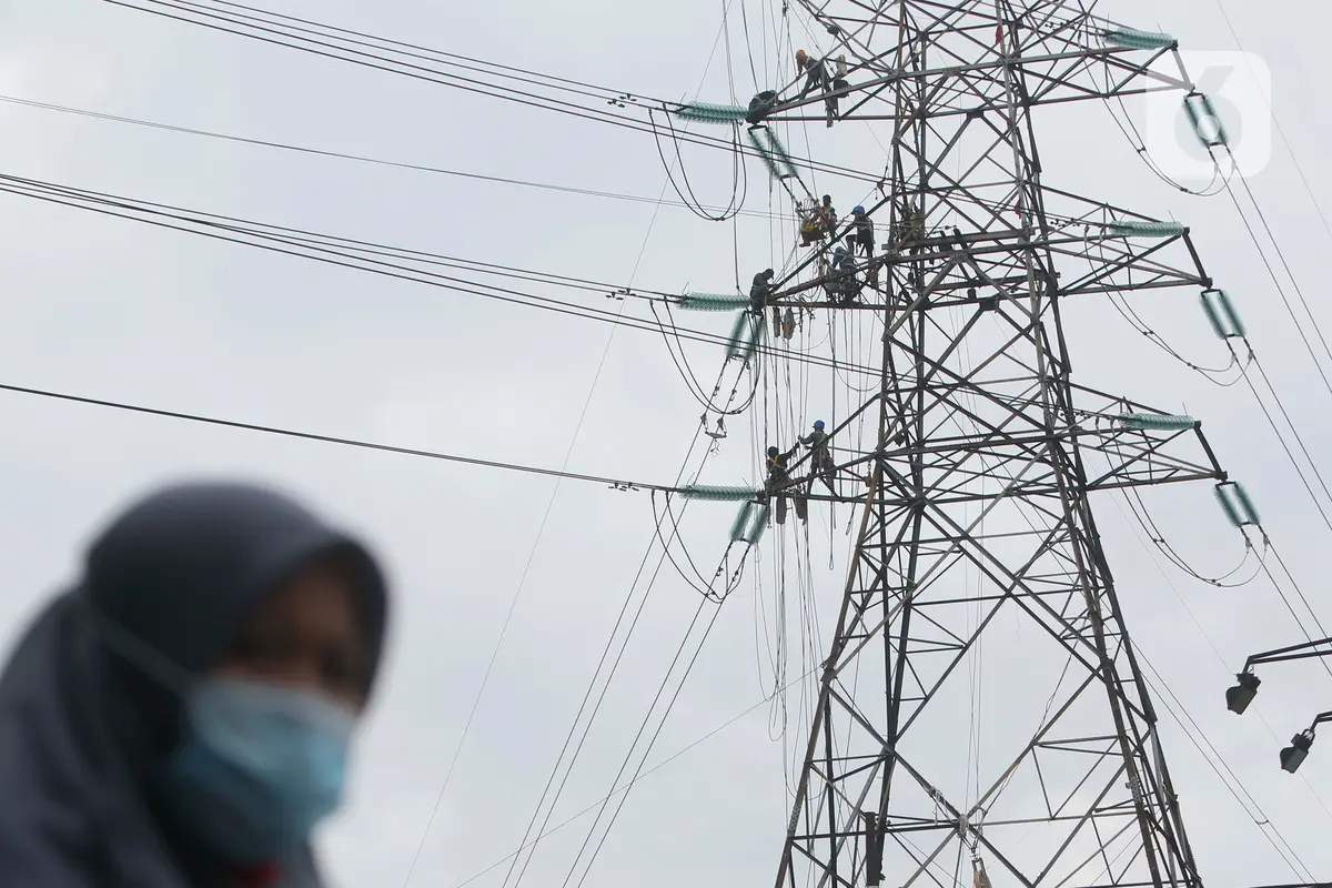 Saat Pasukan Elit PLN Bekerja Diantara Ketinggian dan Tegangan Tinggi